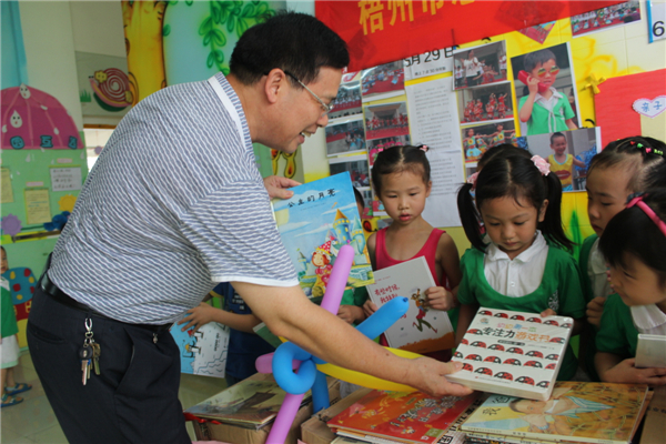 梧州市總工會黨組書記、常務(wù)副主席朱明勝在梧州市總工會到梧州高新區(qū)雙語實(shí)驗(yàn)學(xué)校開展關(guān)愛農(nóng)民工留守活動中為孩子們送上學(xué)習(xí)用具