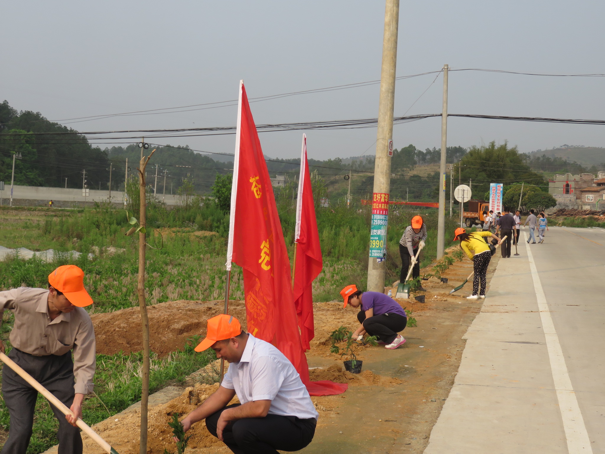 3月19日，龍圩區(qū)人民政府麥用潤副區(qū)長、大坡鎮(zhèn)政府鐘柱海書記、桂東公路管理局陳志武書記、蒼梧公路管理局樂金梅局長等領(lǐng)導(dǎo)與