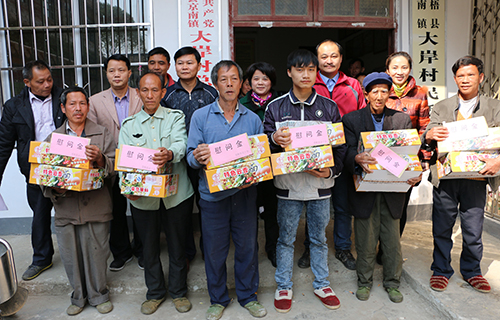 蒼梧縣總工會(huì)領(lǐng)導(dǎo)進(jìn)行慰問困難職工