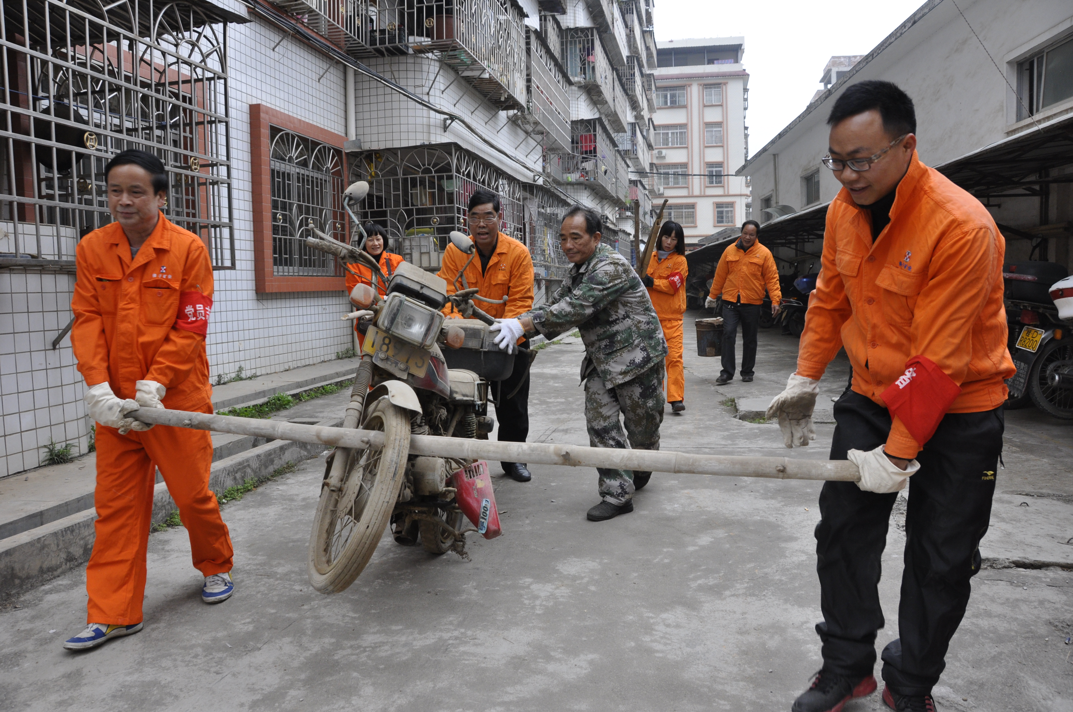佛子公司開展清理廢舊摩托車、自行車、生活垃圾志愿者服務(wù)活動(dòng)