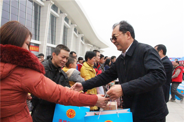自治區(qū)人大常委會副主任、總工會主席王躍飛為返鄉(xiāng)農(nóng)民工贈送新春大禮包.jpg