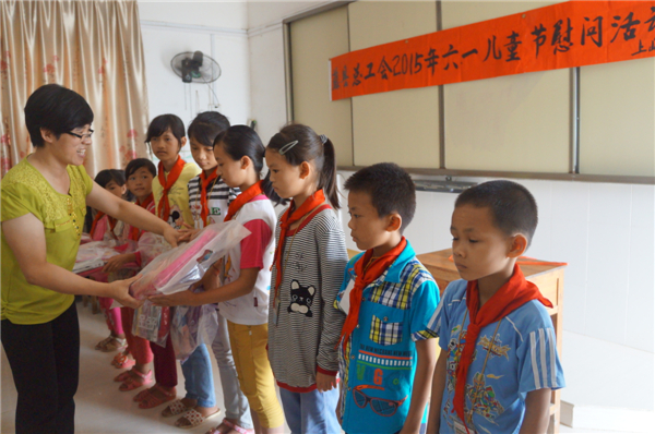 藤縣總工會(huì)為東榮上峽村小學(xué)生送節(jié)日禮物