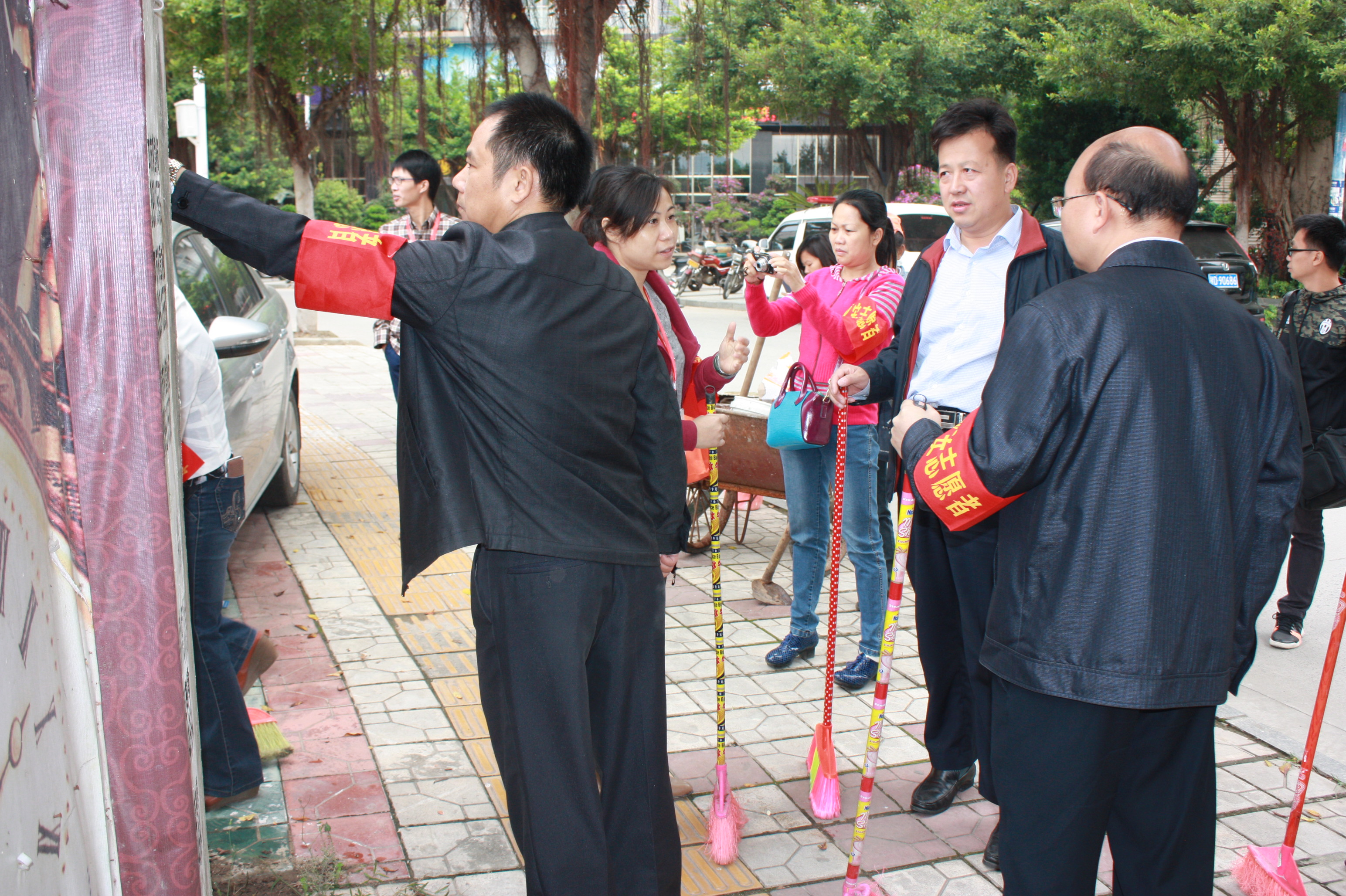 梧州市總工會(huì)組織黨員志愿者開(kāi)展城鄉(xiāng)環(huán)境衛(wèi)生整治活動(dòng)