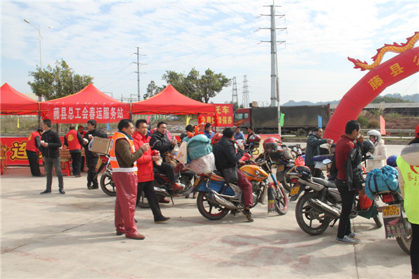 圖為藤縣總工會(huì)在省道304線藤縣陶瓷工業(yè)園區(qū)商業(yè)街小廣場(chǎng)設(shè)立藤縣總工會(huì)為農(nóng)民工平安返鄉(xiāng)&ldquo;暖流行動(dòng)&rdquo;服務(wù)站，積極為騎摩托車