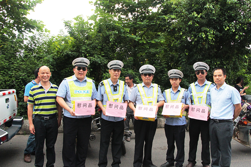 梧州市總到一線(xiàn)交警工作崗位上送清涼送關(guān)懷(圖文)