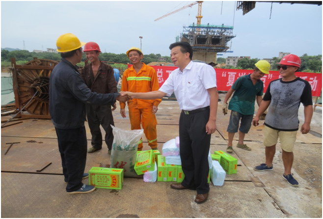 藤縣人大副主任、總工會(huì)主席陳淼東在衫花根大橋建設(shè)工地開展&ldquo;夏送清涼&rdquo;慰問活動(dòng).jpg