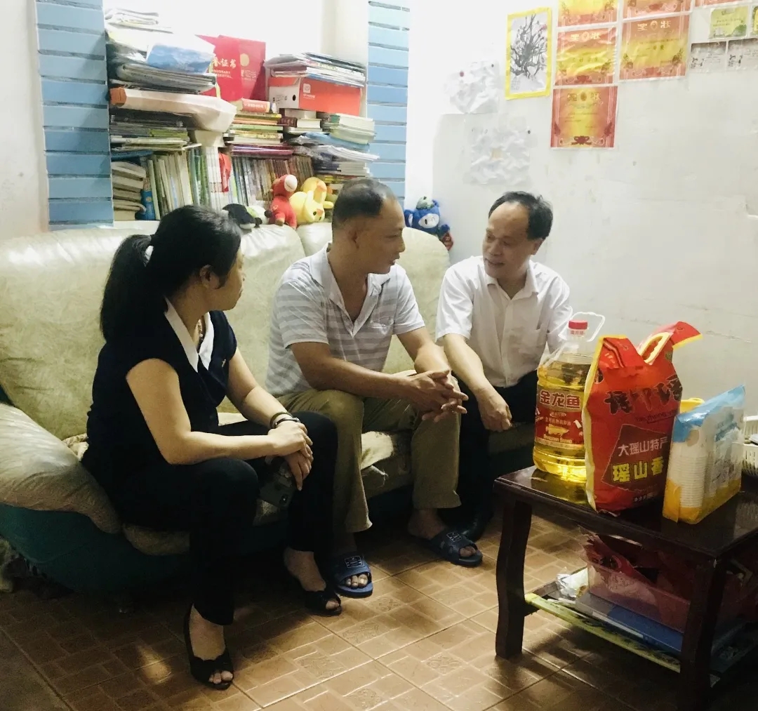 節(jié)日慰問暖人心，結(jié)對(duì)幫扶情誼真