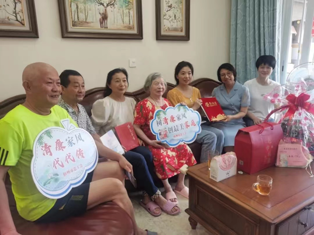 廉潔到訪 送禮到家——市總工會(huì)等部門開(kāi)展“禮遇最美家庭 弘揚(yáng)清廉家風(fēng)”活動(dòng)