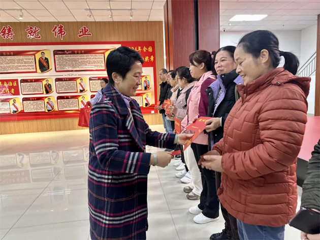 自治區(qū)總工會(huì)慰問團(tuán)到梧州開展工會(huì)送溫暖活動(dòng)