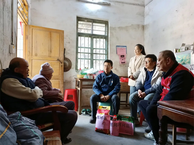 市總工會深入掛點(diǎn)村開展春節(jié)慰問活動