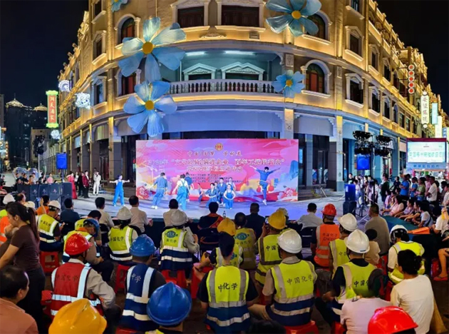 2025年“文藝輕騎進企業(yè) 百年工運傳薪火”勞模工匠宣講首場活動在梧州騎樓城舉行