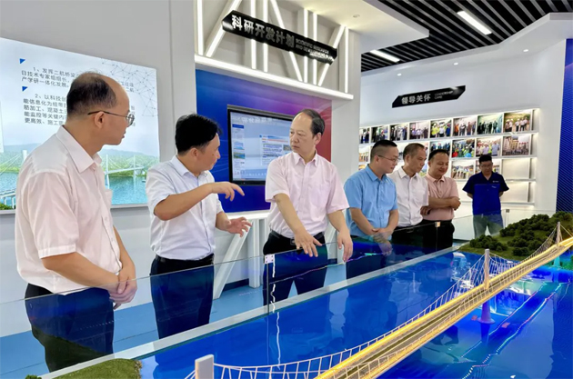 送清涼到工地 “娘家人”在護(hù)航 | 梧州市總工會走進(jìn)蒼容潯江大橋項目工地開展送清涼活動