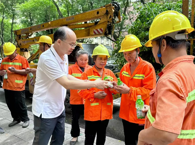 清涼驅(qū)暑熱，關(guān)懷沁人心丨梧州市總工會與愛心企業(yè)為艱苦崗位一線職工送清涼