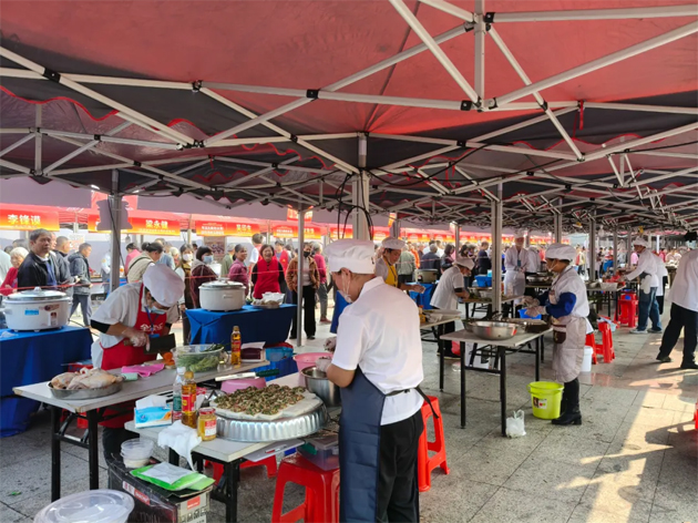 2025年梧州市餐飲行業(yè)職工職業(yè)技能競(jìng)賽非遺集市暨岑溪古典雞（水蒸）·豆腐釀制作技能競(jìng)賽在岑溪開賽