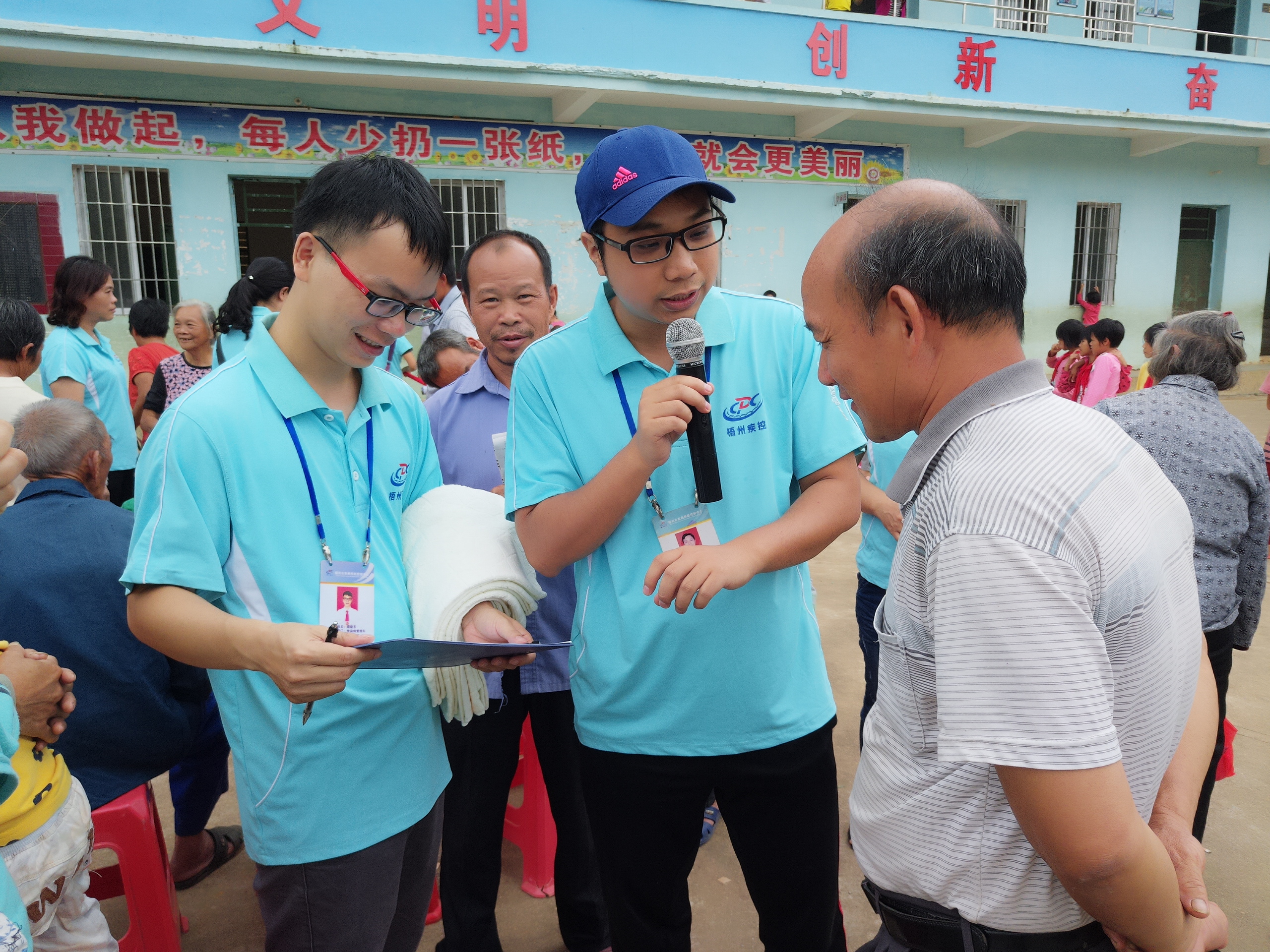 2016年10月14日市疾控中心工作人員在進行有獎問答環(huán)節(jié)，與村民們互動。（陸紅玉  攝）.jpg