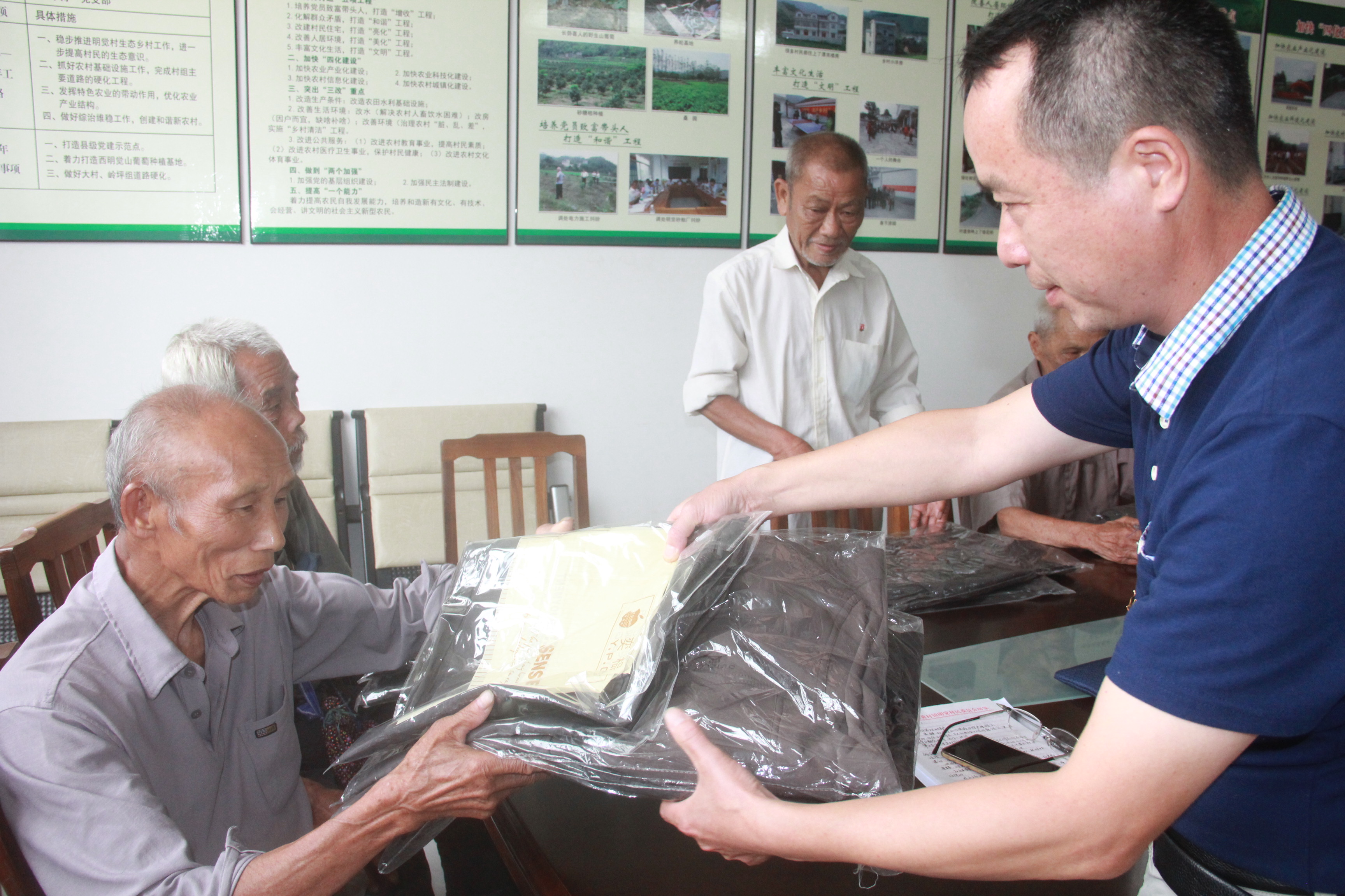 蒙山縣總工會黨員活動日解民憂