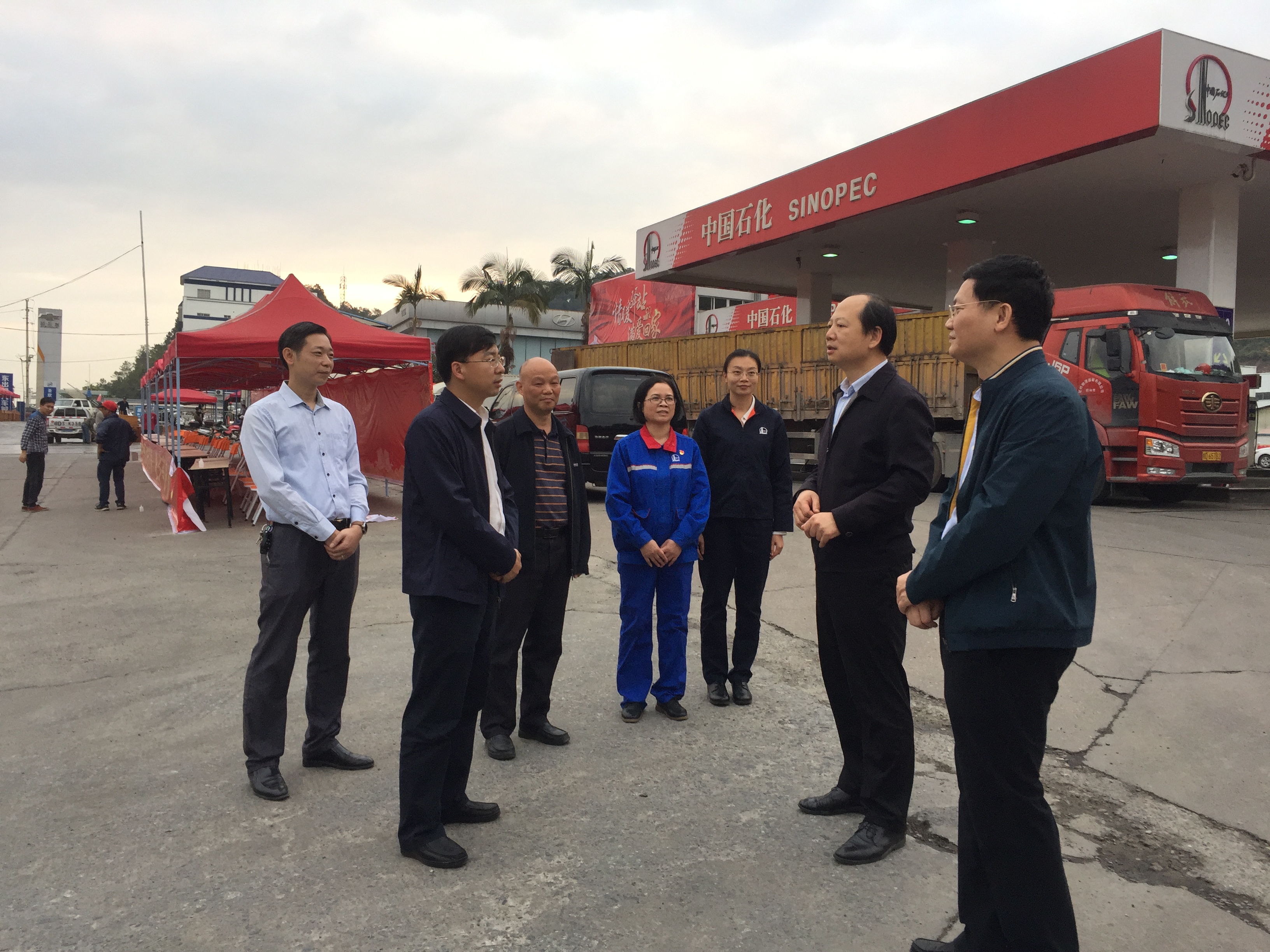 自治區(qū)總工會副主席鄭勝景到梧州春運服務(wù)站指導(dǎo)工作