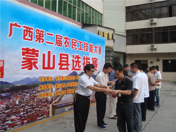 為獲獎(jiǎng)?wù)哳C發(fā)證書(陸永霖 攝).JPG