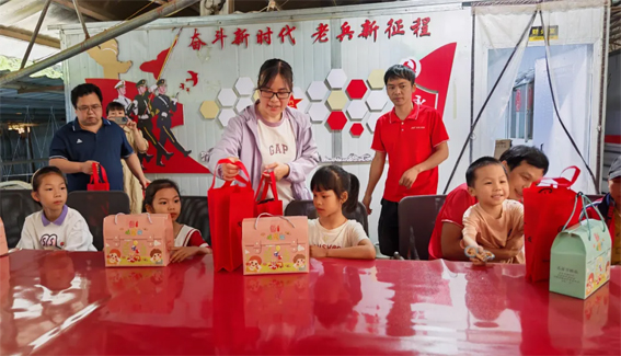 藤縣總工會開展“六一暖童心 關(guān)愛護成長”系列慰問活動，為300余名特殊群體兒童送溫暖