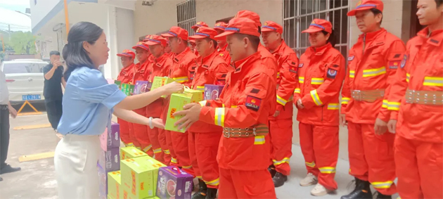 龍圩區(qū)總工會開展送清涼活動